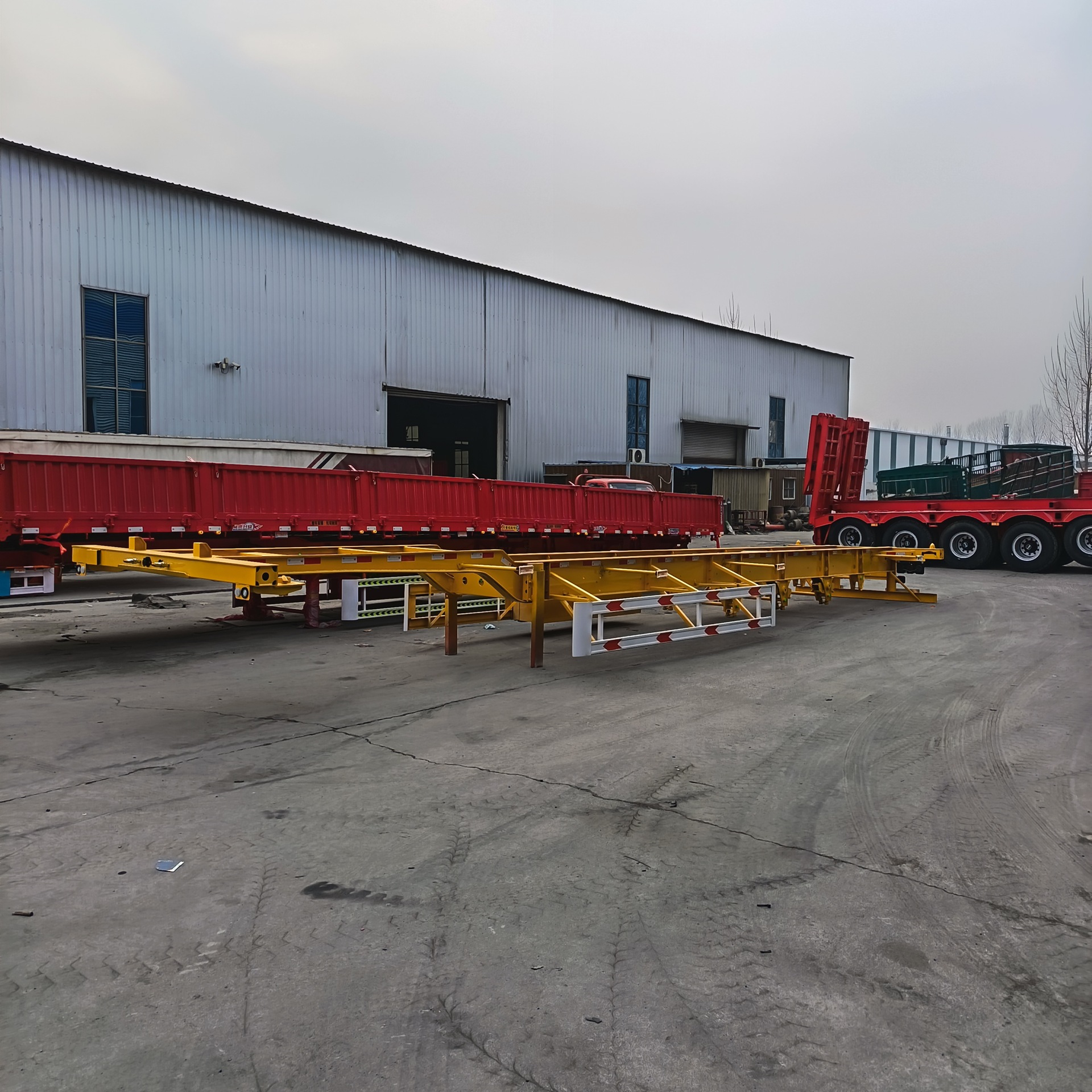 厂家供应山东运通专汽13米轻量化长轴距低平板半挂车参数价格