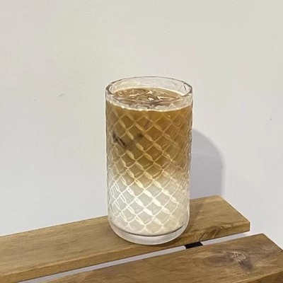 Ins nicho diseño de color contrastante pintado a mano taza de agua de vidrio de colores taza de jugo refractará la luz del arco iris taza medieval