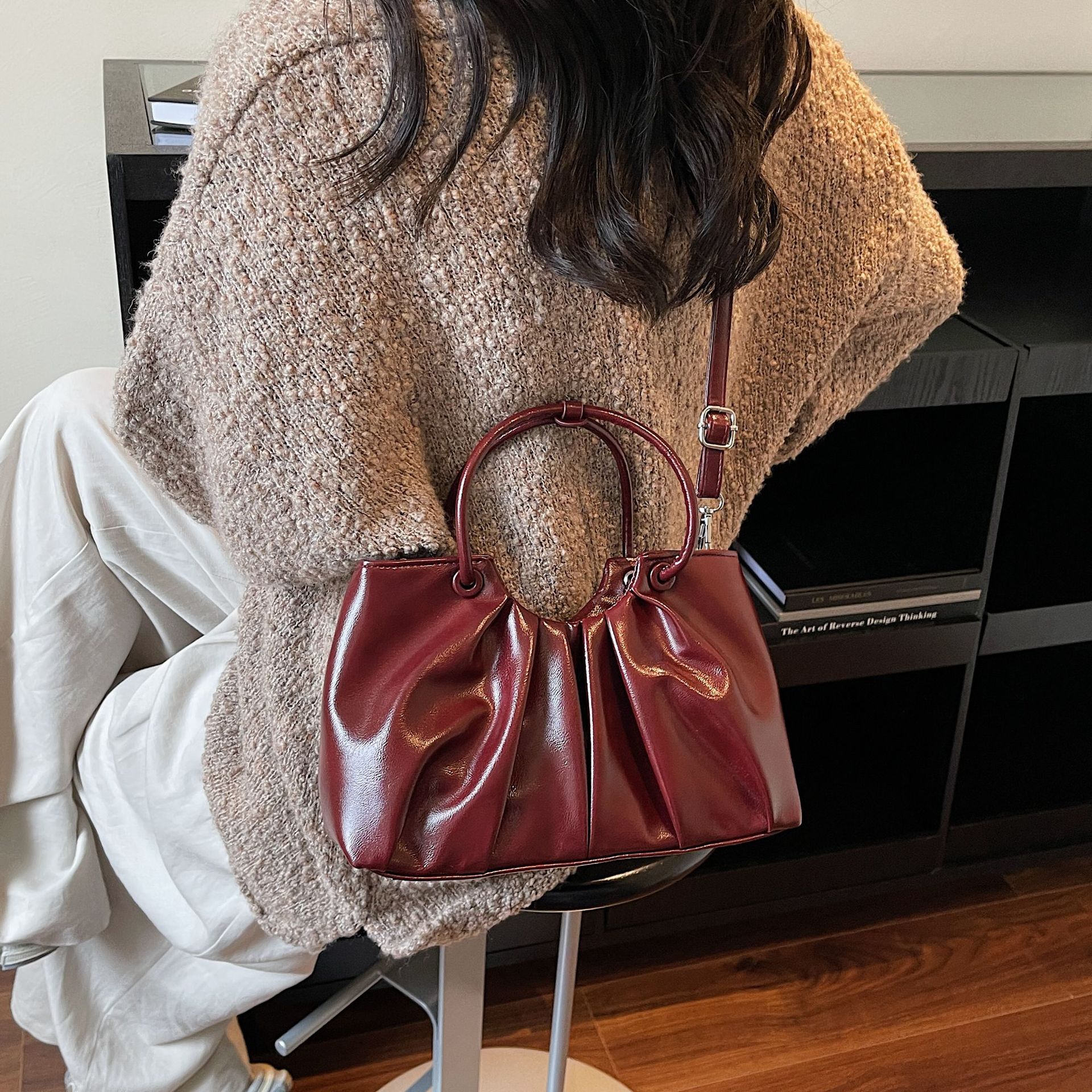 Este año popular nicho pliegue bolso de nube para mujeres 2025 nuevo retro textura casual portátil tote