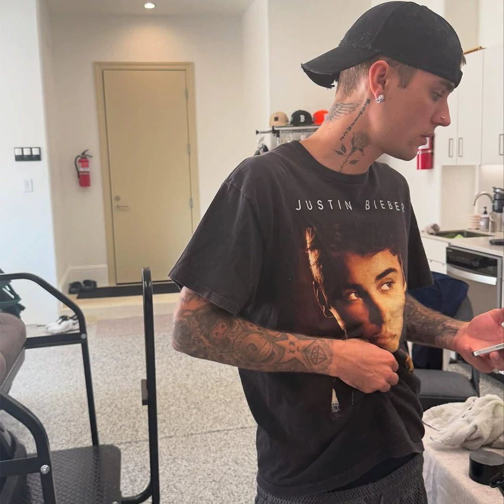 Футболка с коротким рукавом с принтом в стиле английского аватара, потертая и состаренная, в стиле концертной одежды Джастина Бибера и Хейли Бибера.