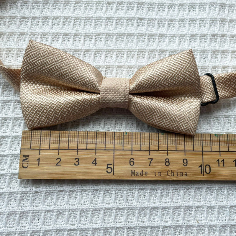 子供は欧米の男の子の潮の酒の赤い赤ちゃんの格子の結婚の英倫の小学生の公演の蝶結びを結びます。|undefined