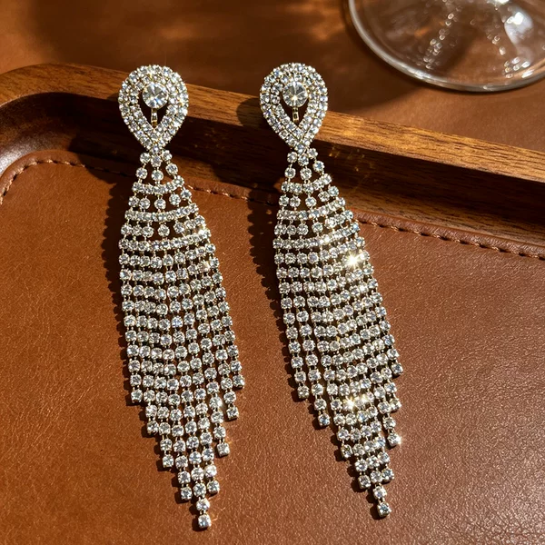 Exaggerated and Dazzling Clip-On Earrings for Women Without Pierced Ears, Fashionable and Luxurious Rhinestone Claw Chain Tassel Bridal Earrings, Cross-Border Wholesale