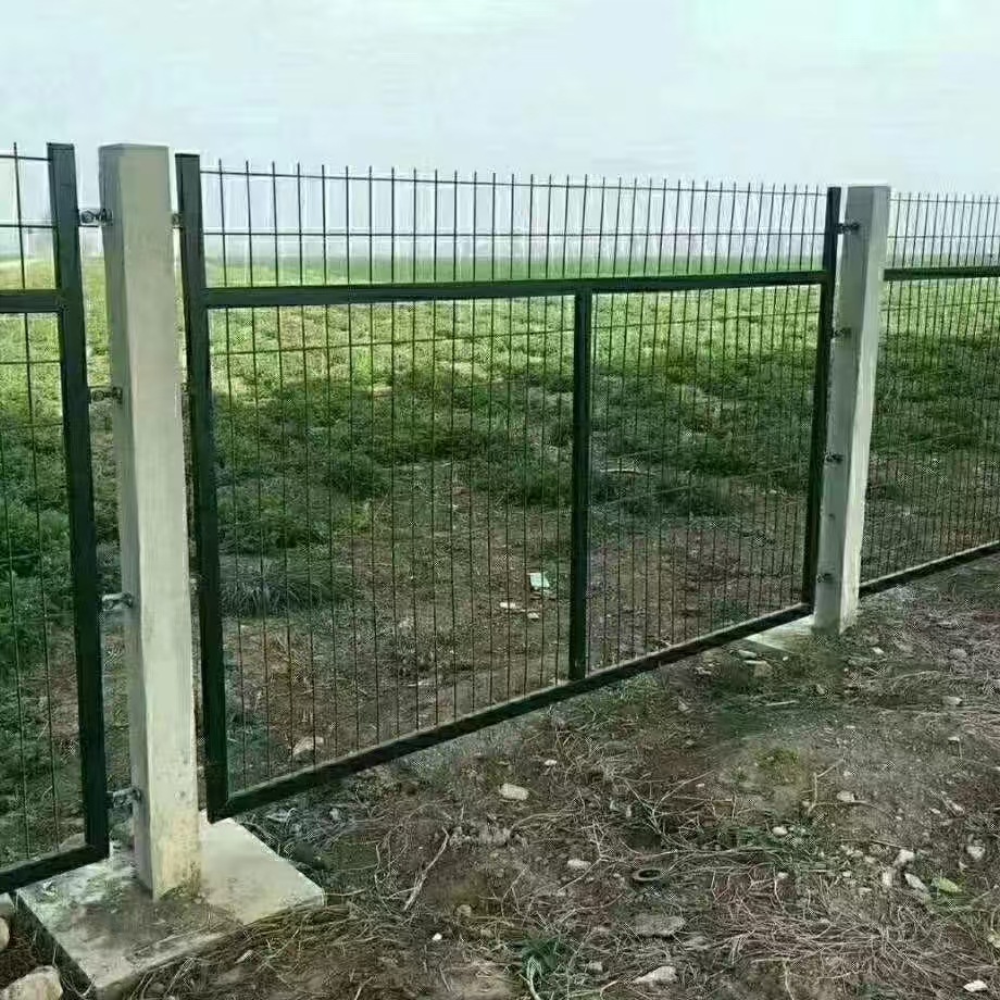 铁路护栏网8001防护栅栏高铁站防护隔离栅水泥立柱金属网片护栏网