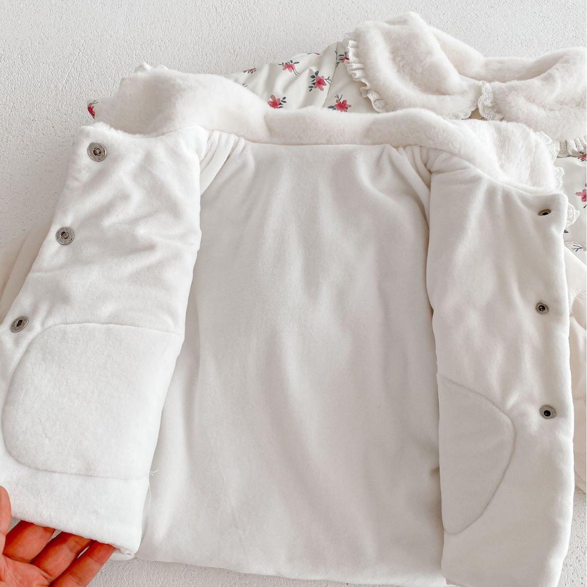Abrigo de niñas ropa de invierno 2023 nuevo estilo occidental ropa acolchada de algodón para niños bebé acolchado cálido ropa acolchada de algodón Chaqueta acolchada de algodón para niños de invierno
