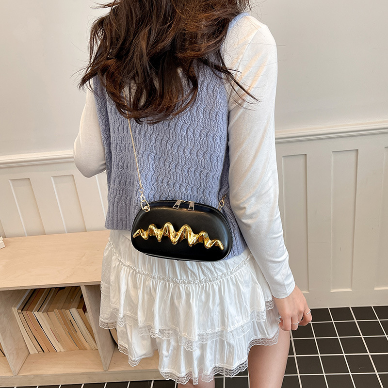 Personalidad transfronteriza ondulada mano mano bolsa de cena mujer 2025 nueva moda cadena bolsa de hombro bolsa de caja diagonal