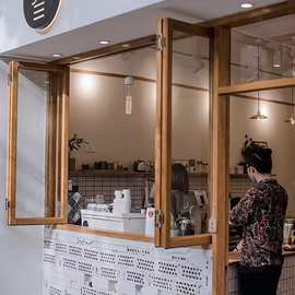 老榆木窗户街边实木窗框咖啡厅原木门窗花店蛋糕店民宿厨房平开窗