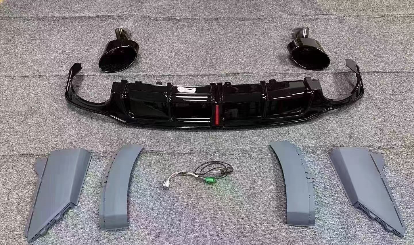Suitable for Audi A6 Allroad models from 2019 to 2025, this includes a modified rear lip, exhaust tips, and a black "Black Warrior" lower lip