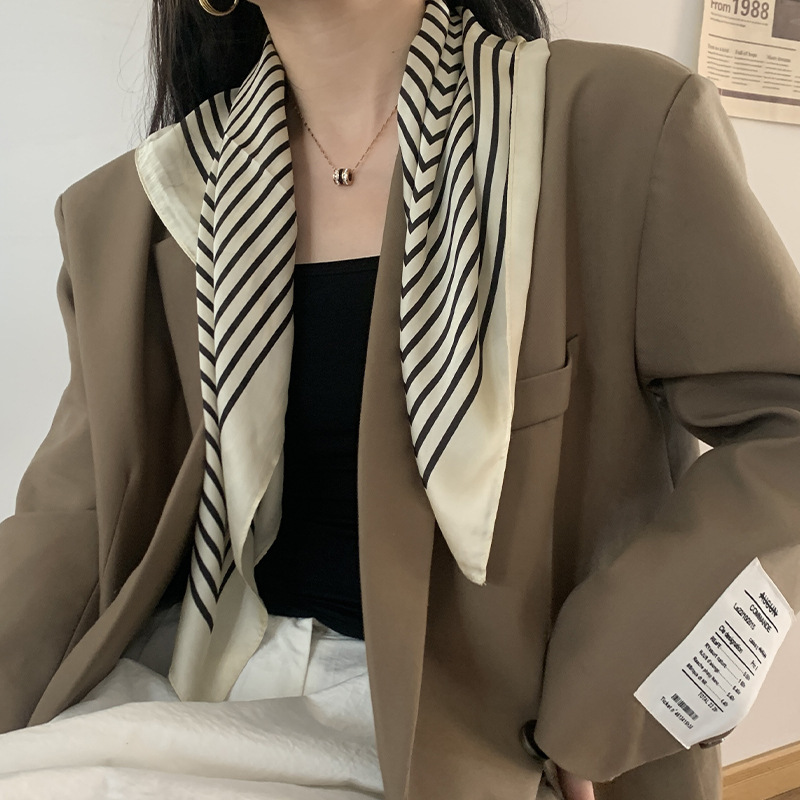 女性用シルクスカーフ、春と秋の万能ストライプ大判正方形スカーフ、夏用薄手の日焼け止めショール、小さな正方形スカーフ、トレンディなスカーフ|undefined