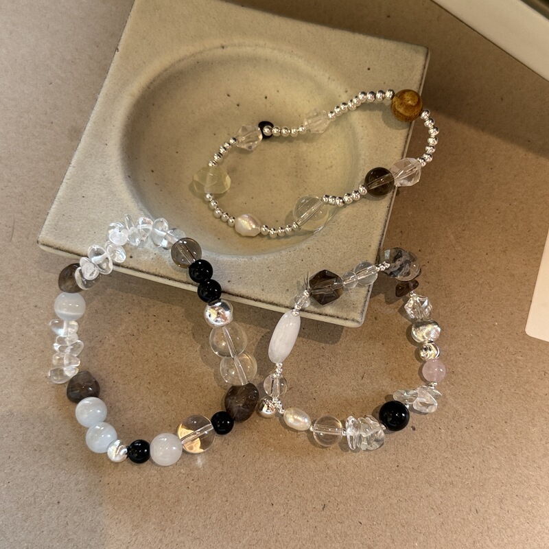 Vintage beaded bracelet for women in black and white color scheme, enhances complexion, elegant and light luxury design, simple crystal transparent round beads