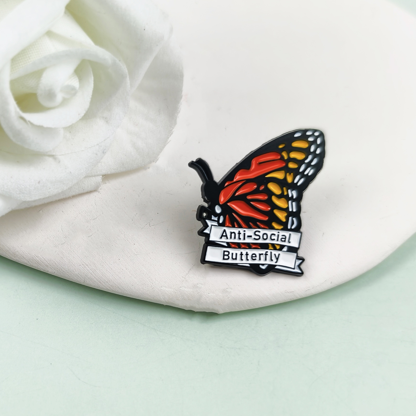 Broche de mariposa de dibujos animados transfronterizos, vestido de niña, cuello, collar, accesorios, adornos simples, pines de insignia