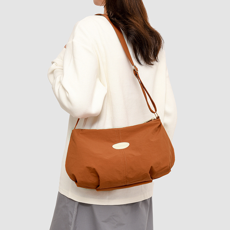 Bolso de color sólido universal 2025, nuevo bolso de bolsas de bolsas de bolsas de moda de hombro, mochila de viaje casual para hombres y mujeres.