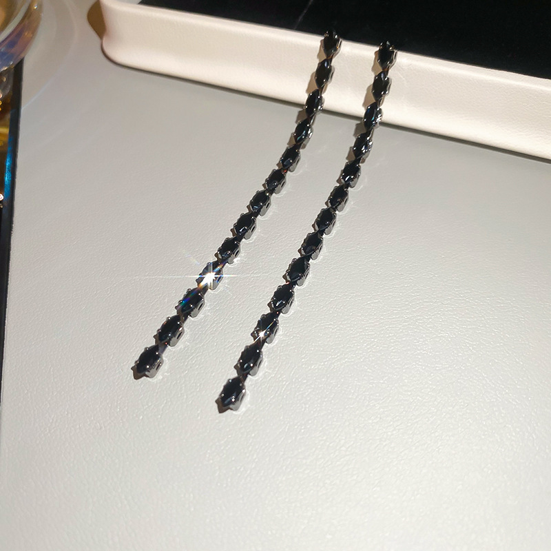 Agujas de plata transfronterizas flores de zircón aretes de bordillo estilo de moda pernos de auriculares lujosos de alto nivel de diseño de auriculares nicho