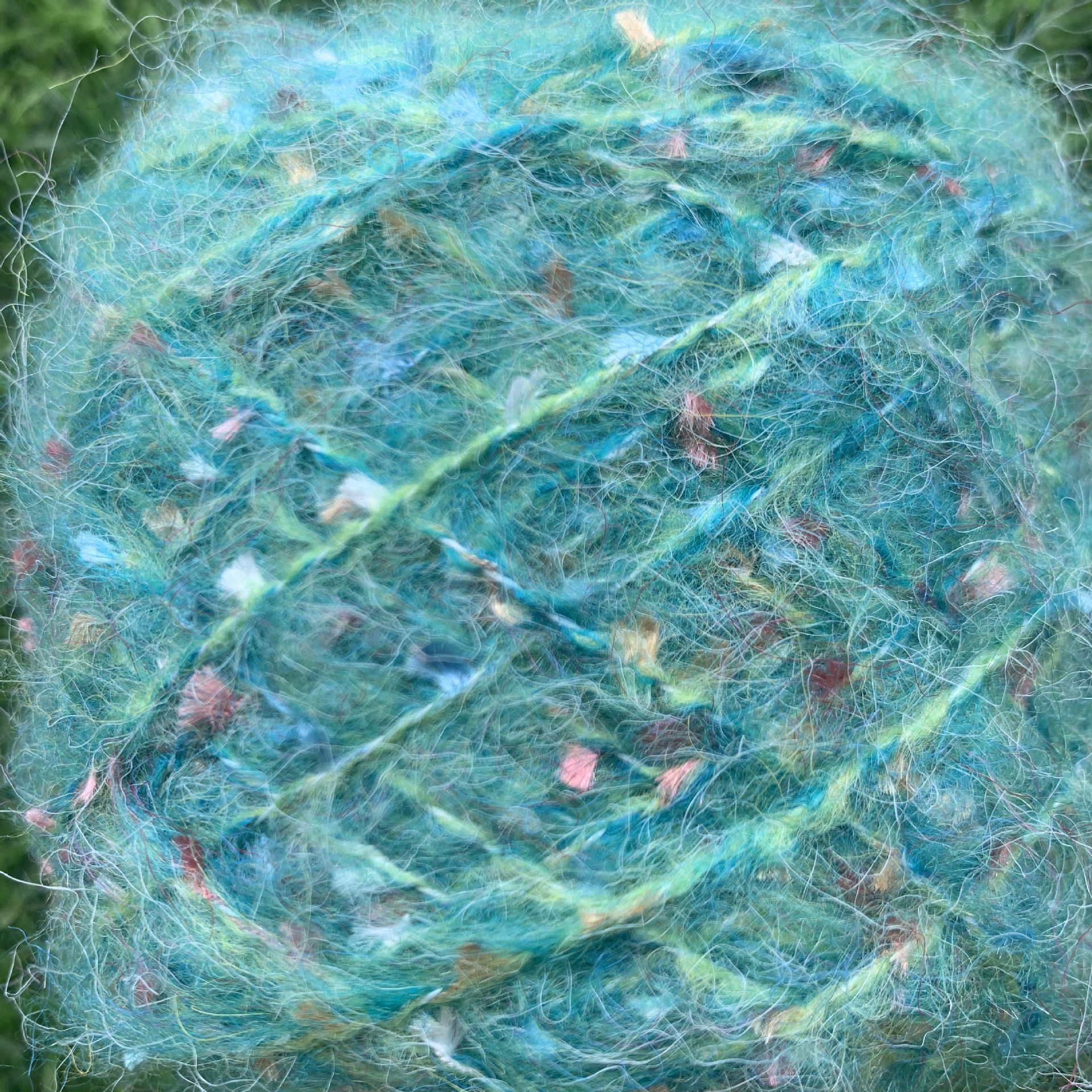 Venta al por mayor de mohair hilo de lentejuelas medio grueso colorido hecho a mano diy ganchillo piel suave suéter bola de lana paquete de material