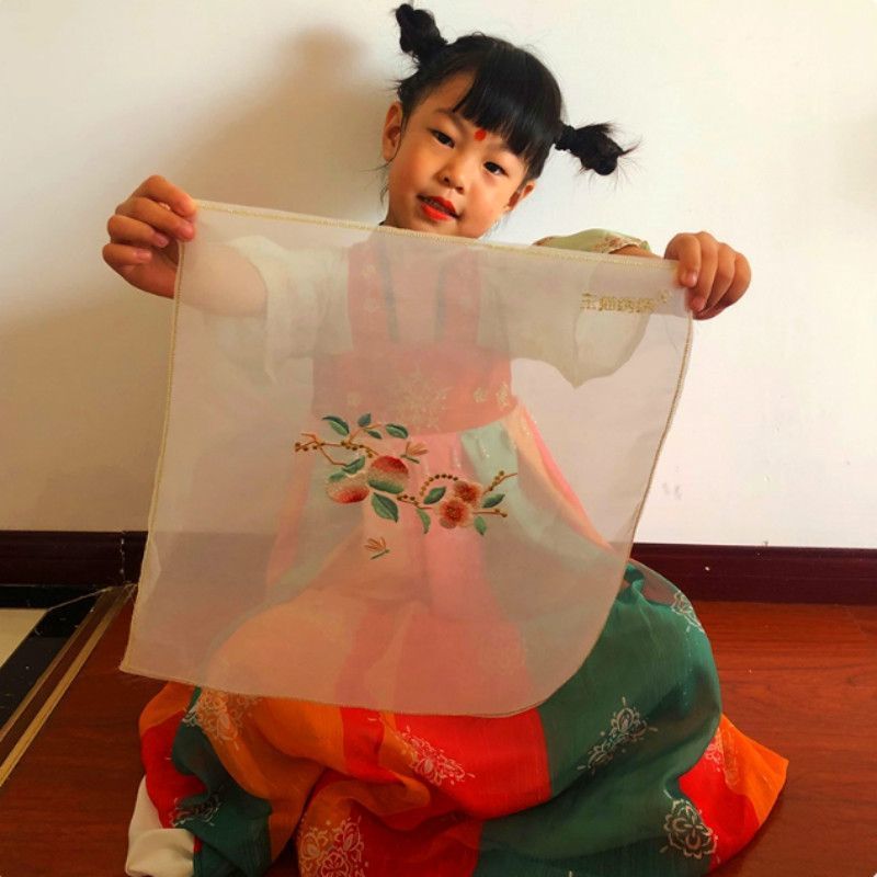 Dance scarves, handkerchiefs, children's grading exam chiffon square scarves, and scarves; a girl is performing Jiaozhou Yangko dance props.