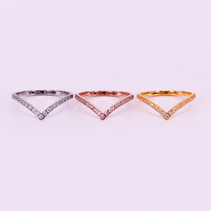 Anello di design scintillante per donna, elegante e confortevole_voghion.com