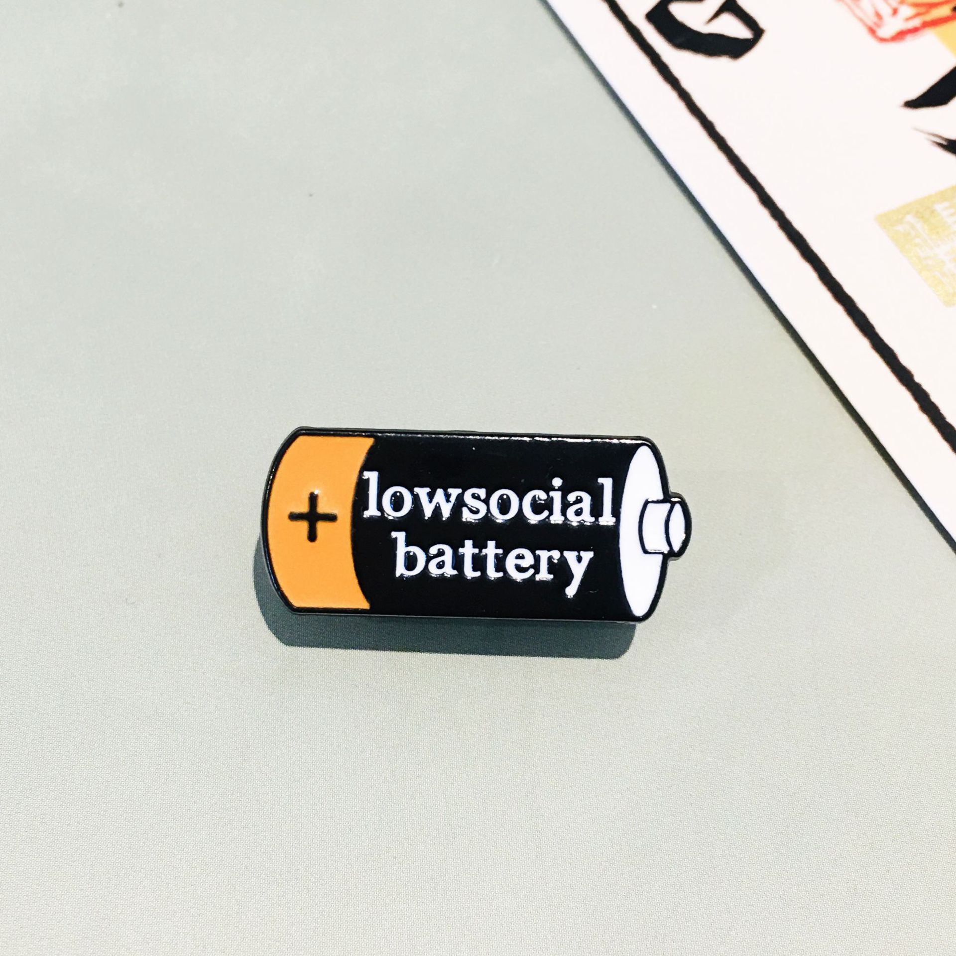 Broche de conversión de estado de ánimo europeo y americano Personalidad Deslizable Electricidad social Emoji Insignia de metal Accesorios de joyería femenina Pin