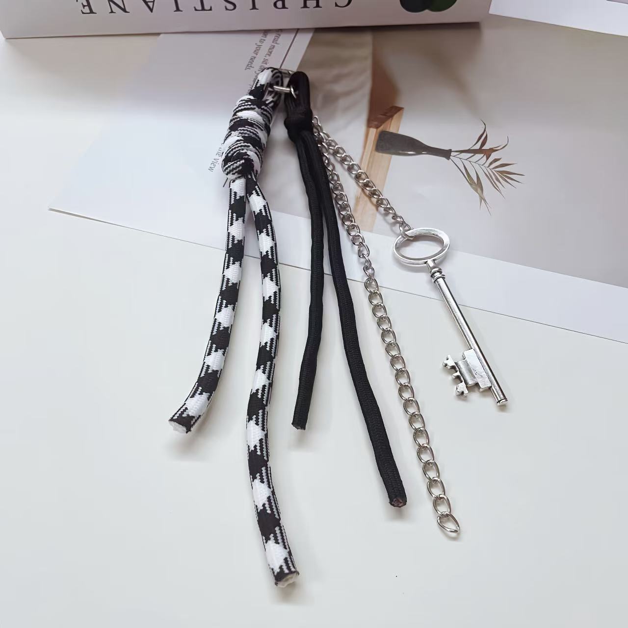 흑백 밧줄과 열쇠