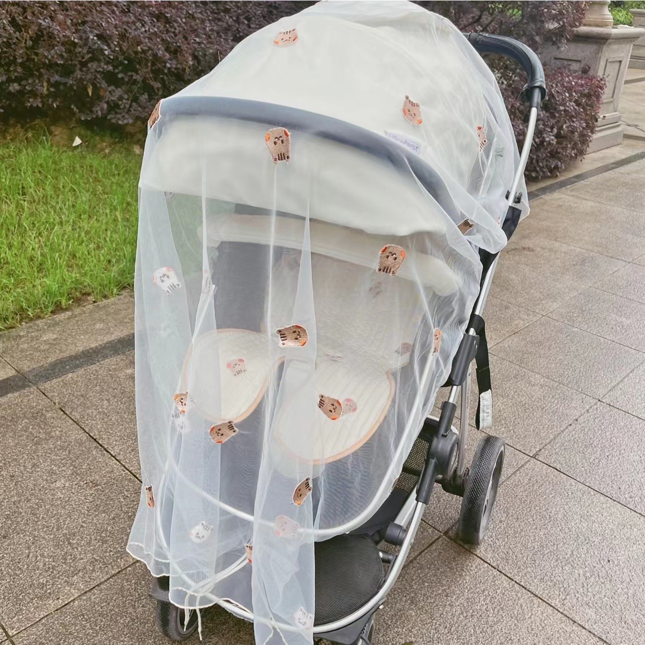 수 놓은 다람쥐 모기장