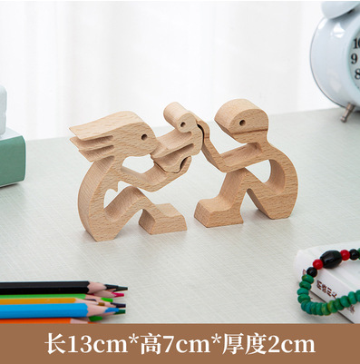 Decoración simple decoración creativa animal de madera perro y familia Estructura de escritorio hecho a mano humano y perro talla de madera adornos