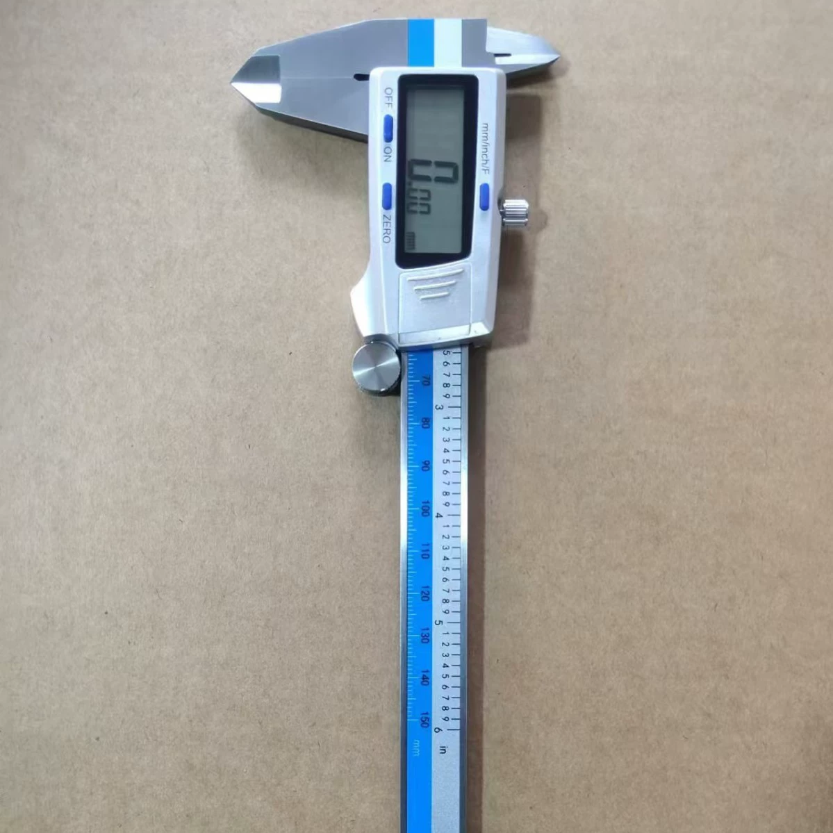 Производитель поставляет оптом цифровые штангенциркули, водонепроницаемые, высокоточные.