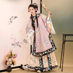 泉州のほとりにあるヘアピンの花清漢の女性服の格格漢服の清朝の満清の旗は黄色のプリントのスカートを飾って写真を撮ります。