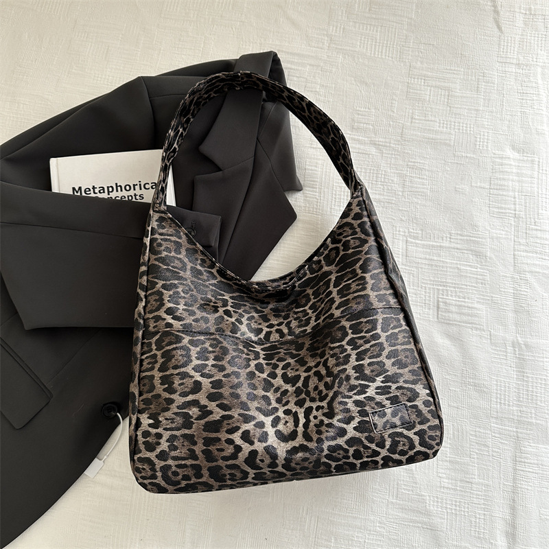 2024 nuevo estilo de moda extranjero estampado leopardo de gran capacidad bolsa de tote personalidad casual perezosa estilo de hombro bolso axilar