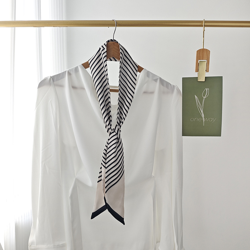 Bufanda de seda larga pequeña a rayas blancas y negras retro 2025 nueva moda francesa alta sensación de temperamento bufanda bufanda accesorios