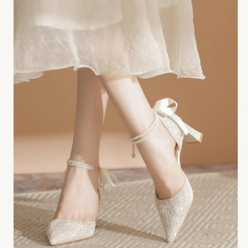 Nuevos zapatos huecos de tacones altos chinos de color champagne para mujeres 2026 cadenas de perlas de verano de alto nivel de tacones gruesos no cansados sandalias para mujeres