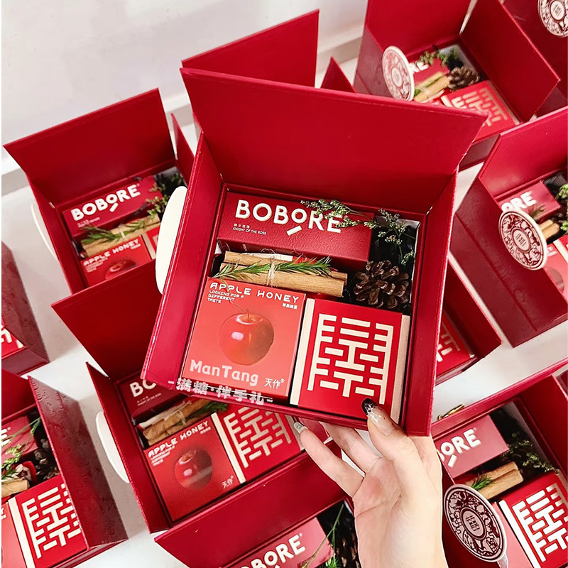 金色の手持ち式両開き「喜」字入りギフトボックス、結婚式のお菓子箱、赤い特殊紙、エンボス加工ロゴ、工場直送|undefined