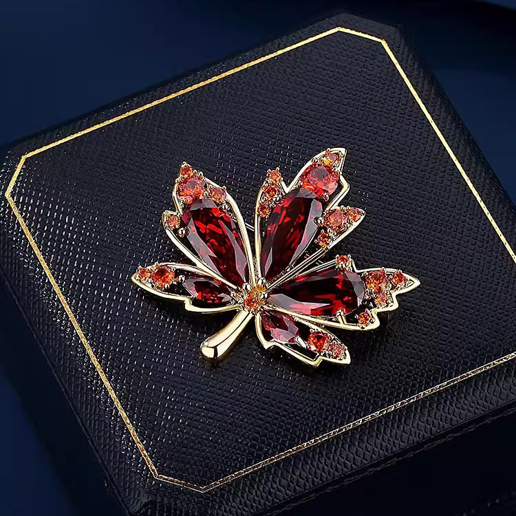 Nuova spilla da donna di alta gamma a forma di foglia d'acero con cristalli, design unico, accessorio per abito._voghion.com