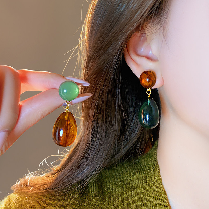 Color de contraste aretes de gota de agua redondas de color femenino sensación de lujo ligero pernos de aretes únicos 2026 nuevos aretes de aretes