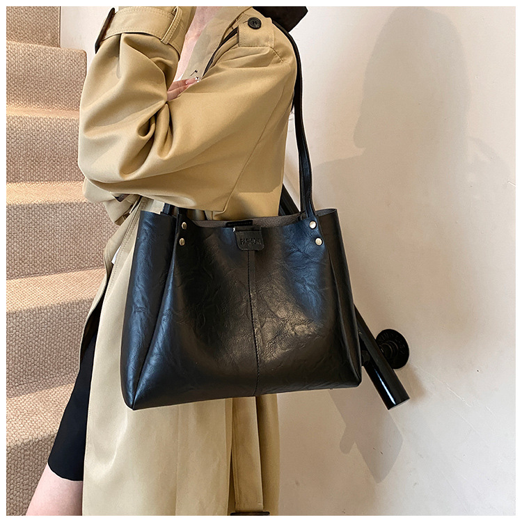 The new 2024 autumn collection features a retro, simple, large-capacity, solid-color, fashionable and individual single-shoulder underarm tote women's bag undefined