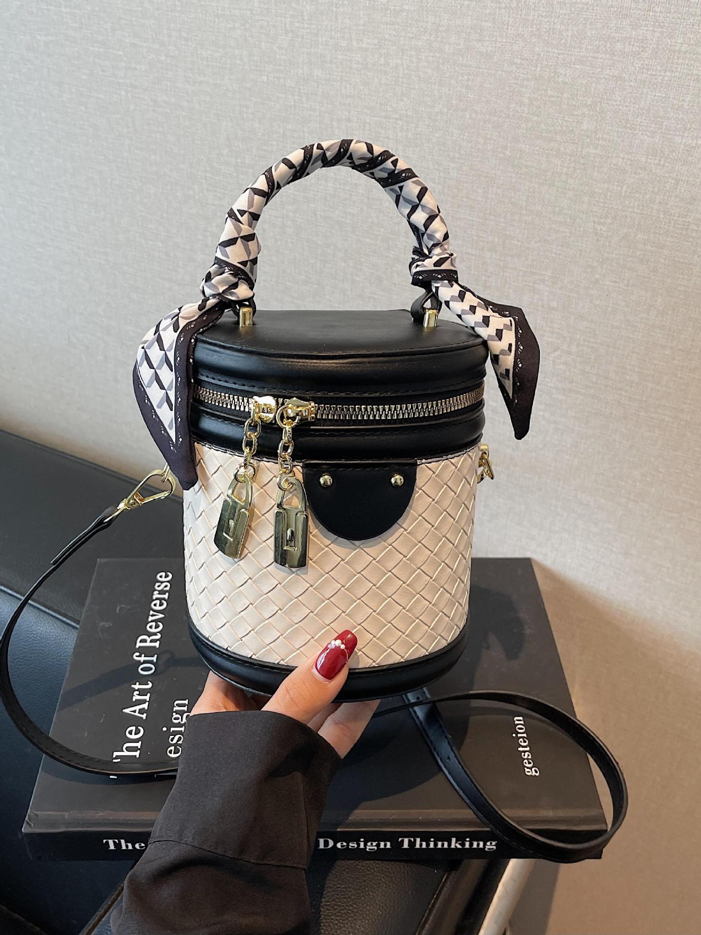 Bolso de cubo de mano para mujer 2025 nuevo bolso de hombro de todo fósforo de nicho tejido popular transfronterizo bolso de mensajero simple de moda