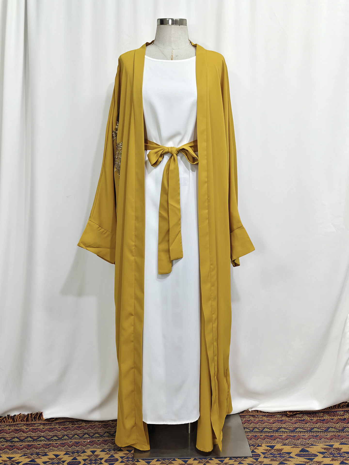 Elegantes, besticktes muslimisches Abaya-Kleid-Set – Dubai-Stil, schlichtes langes Gewand mit Applikations-Cardigan, islamisches Gebetsoutfit in Kurkuma-Farbe_voghion.com