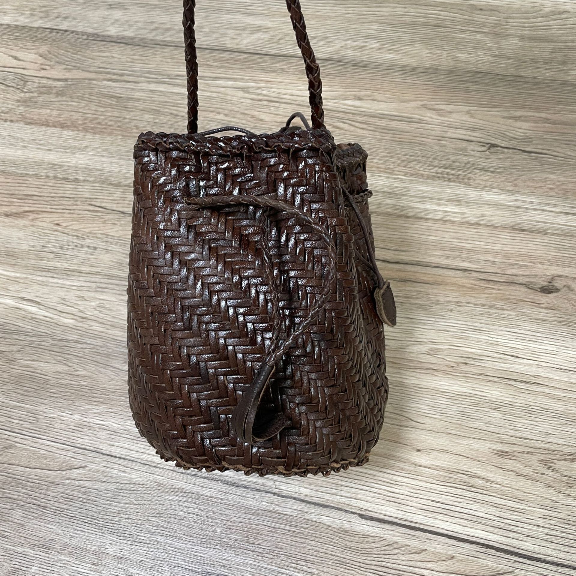 Dragón difusión primera capa de piel de vaca tejida bolsa de cubo de cuero genuino bolsa de cesta de verduras retro bolsa pequeña estilo ins