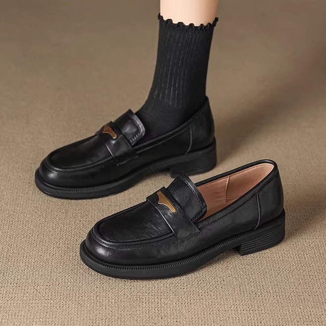 2026 nuevo estilo primavera y otoño inglés zapatos de cuero negro tacones gruesos y suaves.