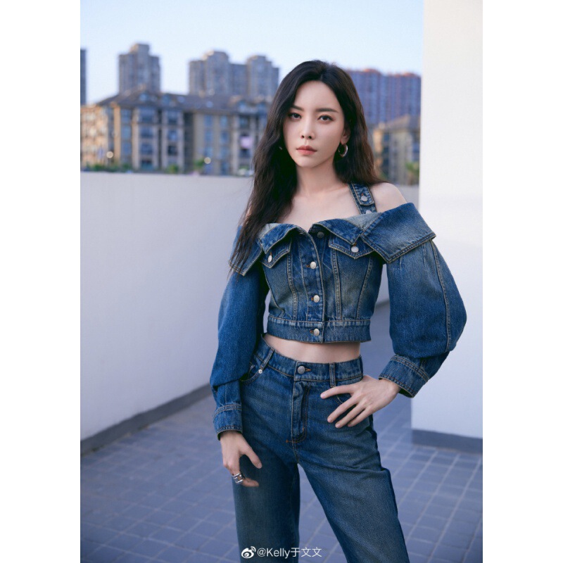 Yu Wenwen star with 2023 New Fashion shoulder neck denim jacket + slim jeans suit tide