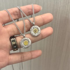 ブチラティの小さいデイジーのネックレスの指輪のピアスのブレスレットのイタリアのセットのカラードリルの小さい菊の権志竜の同金
