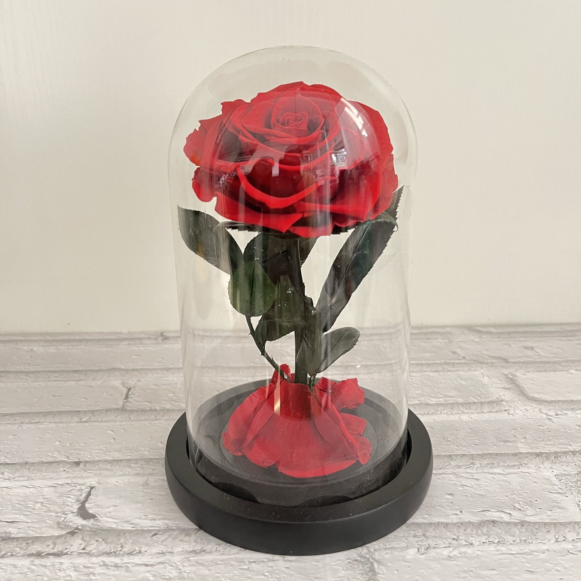 빛과 선물 상자가 없는 빨간색 검정색 배경