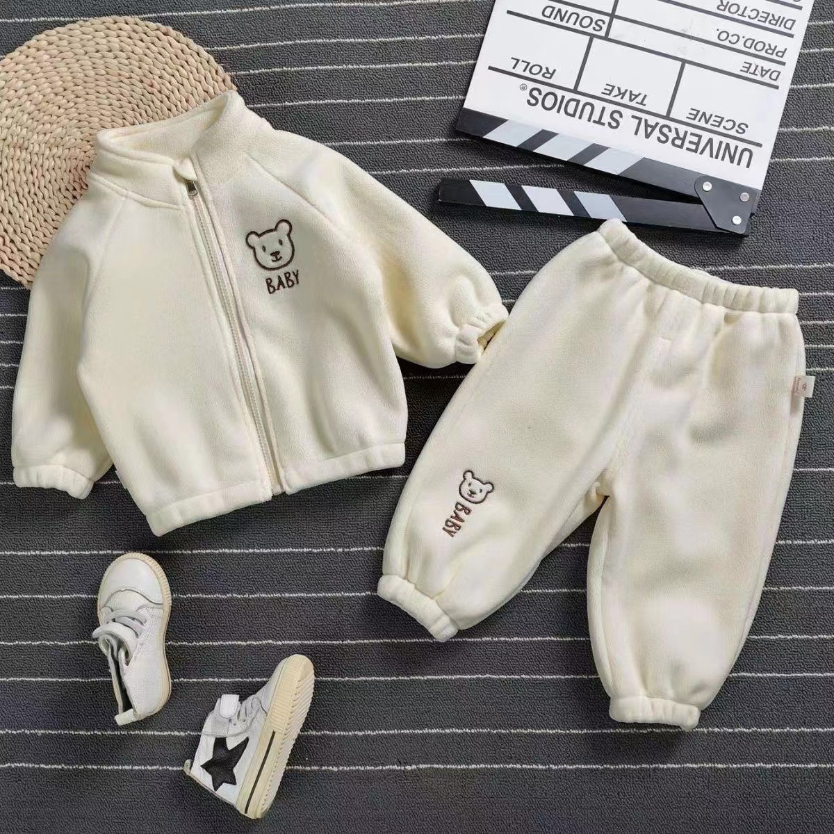 2024 New Children's Autumn/Winter Fleece-Lined Sports Two-Piece Set for Medium and Large Children: Sweatshirt and Pants - Stylish and Cool!