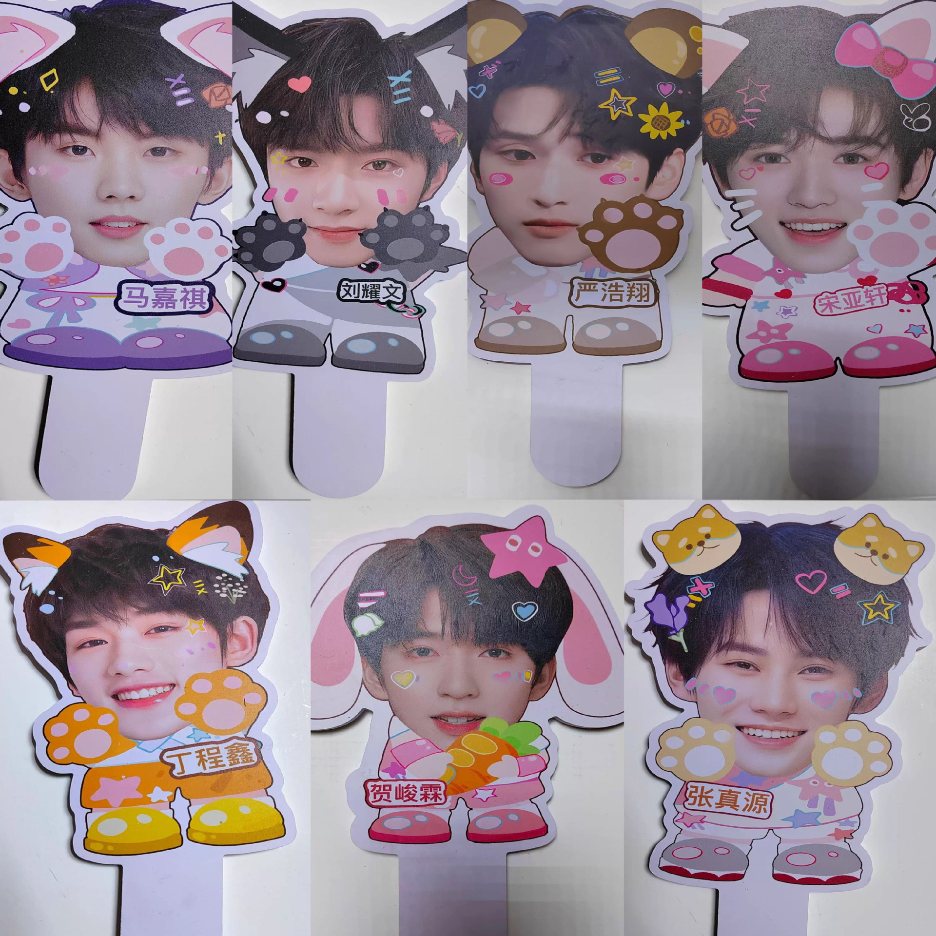 明星手举牌TNT时代少年团大头手举牌手持牌马嘉祺刘耀文丁程鑫