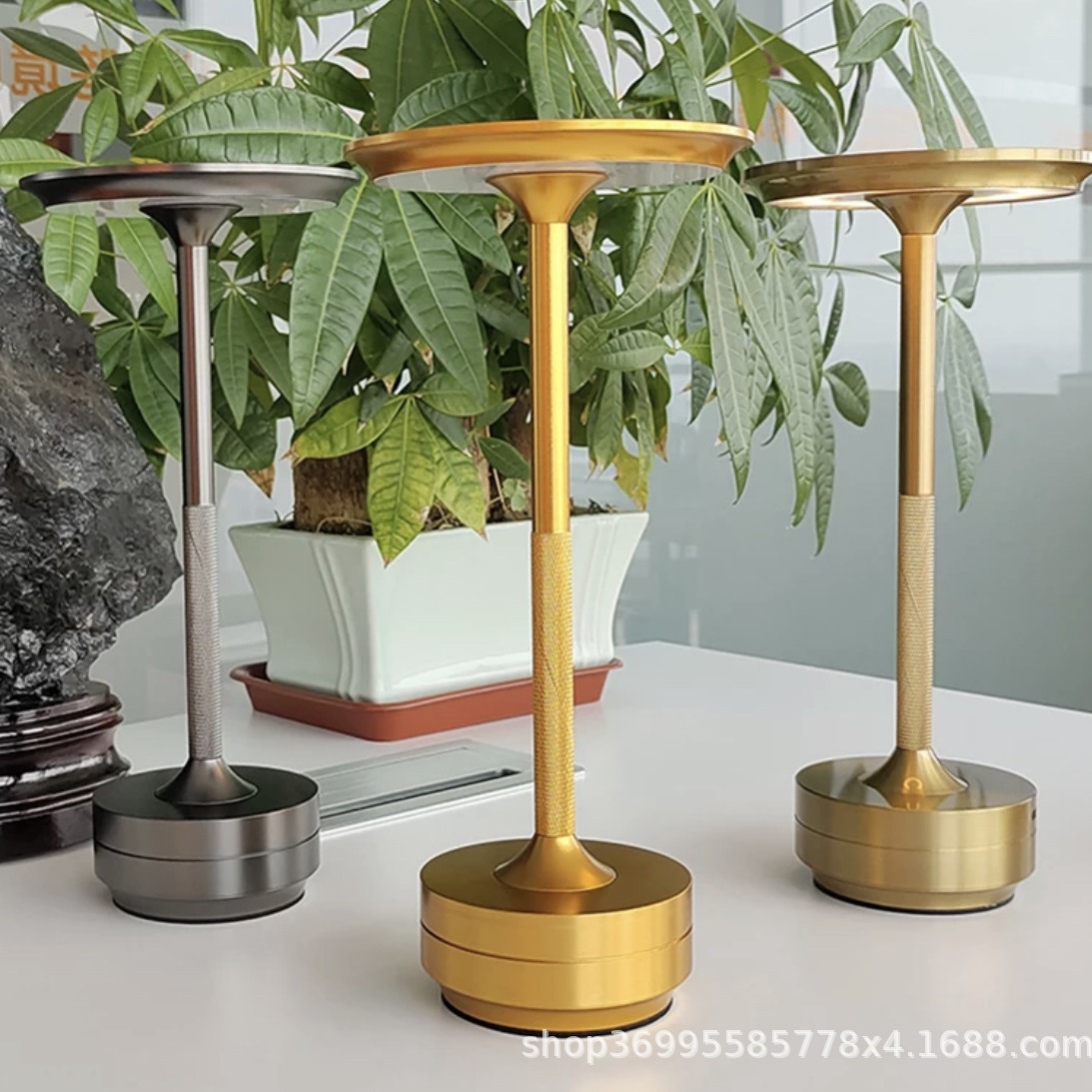 Lámpara de mesa de estilo industrial totalmente de aluminio LED para restaurante, bar y salón, UFO con carga táctil en forma de I, regulable, estilo de lujo ligero