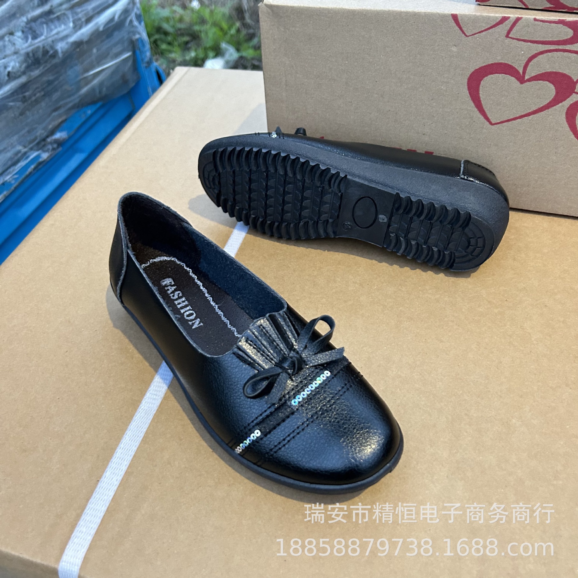 2024新款妈鞋单鞋软底一脚蹬秋季中老年女鞋中年平底休闲皮鞋批发