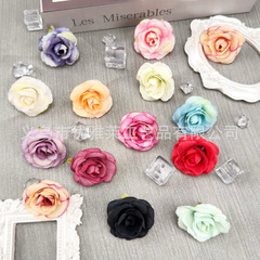 バラの花の頭の手作りの装飾の部品をシミュレーションします。