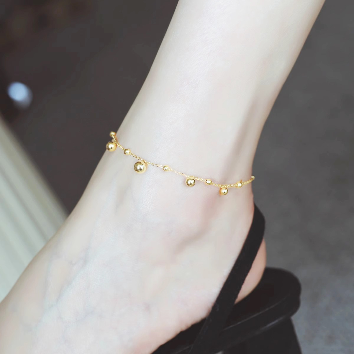Coreano simple nicho exquisito pequeño oro bola tobillar mujer ins temperamento retro versátil pie accesorios de acero de titanio chapado en oro
