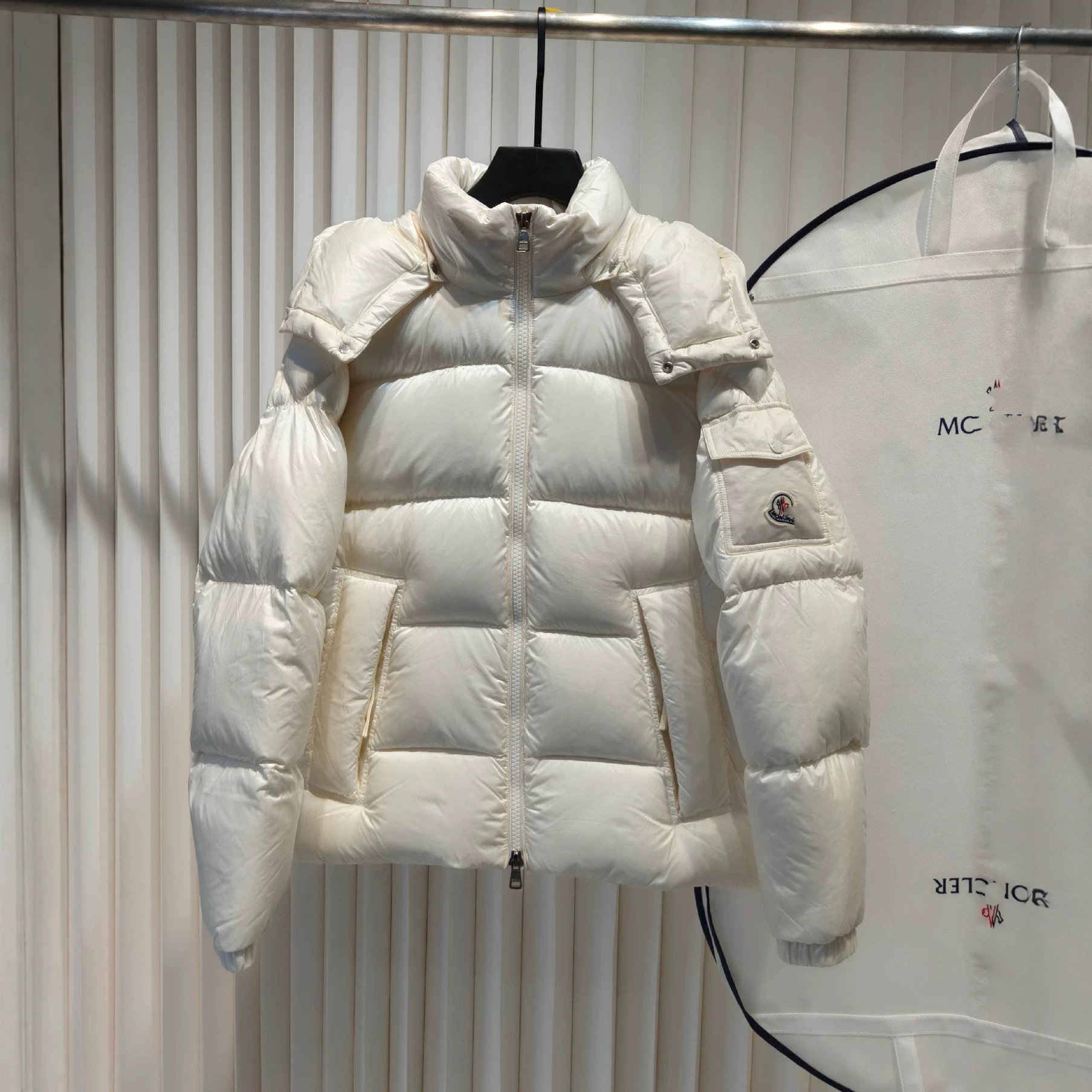 Correct version of Montgomery 25FW new single-logo hooded down jacket, warm, versatile, loose fit, simple design.