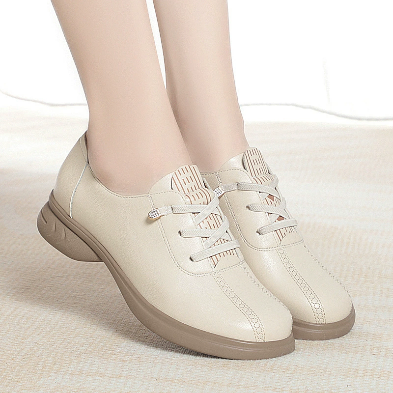 Обувь для мам черно-белая Новая повседневная кожаная обувь, женская спортивная обувь, дышащая мягкая кожа, мягкая подошва, удобная Однослойная обувь, женская обувь среднего и пожилого возраста