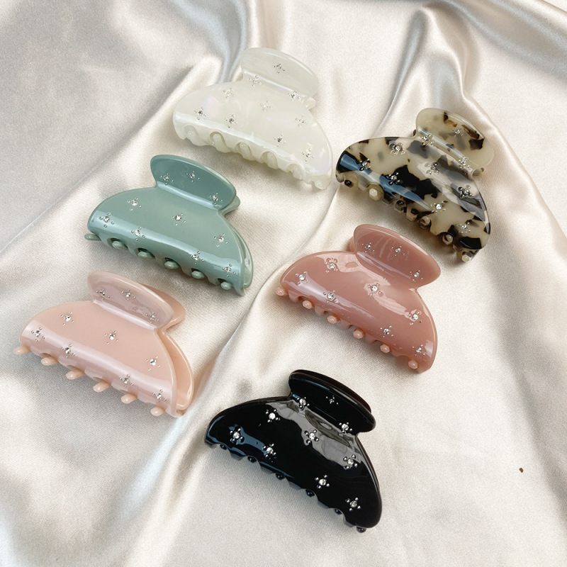 満天の星の水のドリルの半円はかわいい王女のトップを挟んで半分にポニーテールの女性の髪を挟んで高級な気質の酢酸を挟みます。|undefined