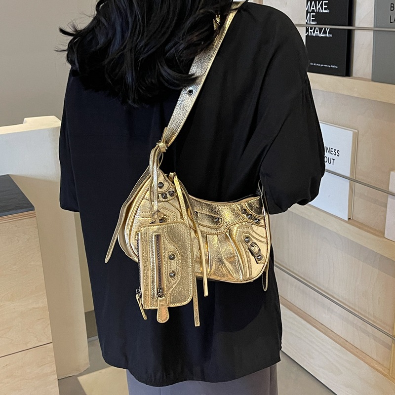 Bolso nuevo para la axila para mujer 2024 transfronterizo, plisado, media luna, bolso de hombro para mujer, remaches retro europeos/americanos, bolso de motero con estilo occidental image 1