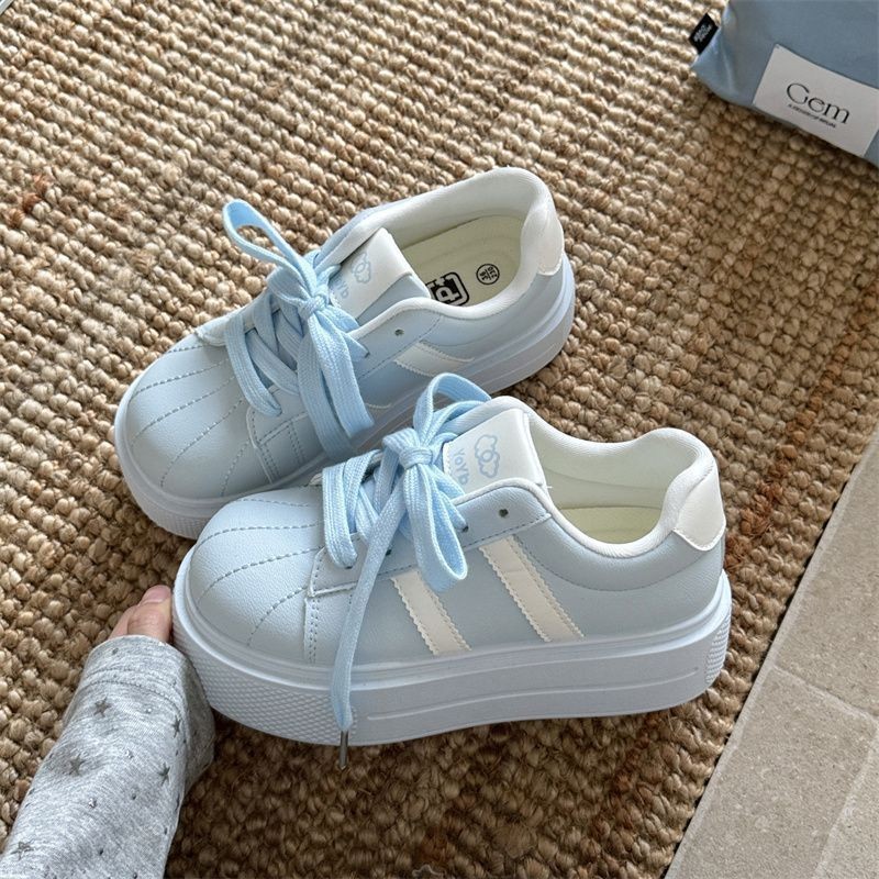 Alto valor visual de verano conchas de cabeza de zapatos deportivos casuales de mujer 2026 ligero correa de boca superficial zapatos de mujer de viento diario